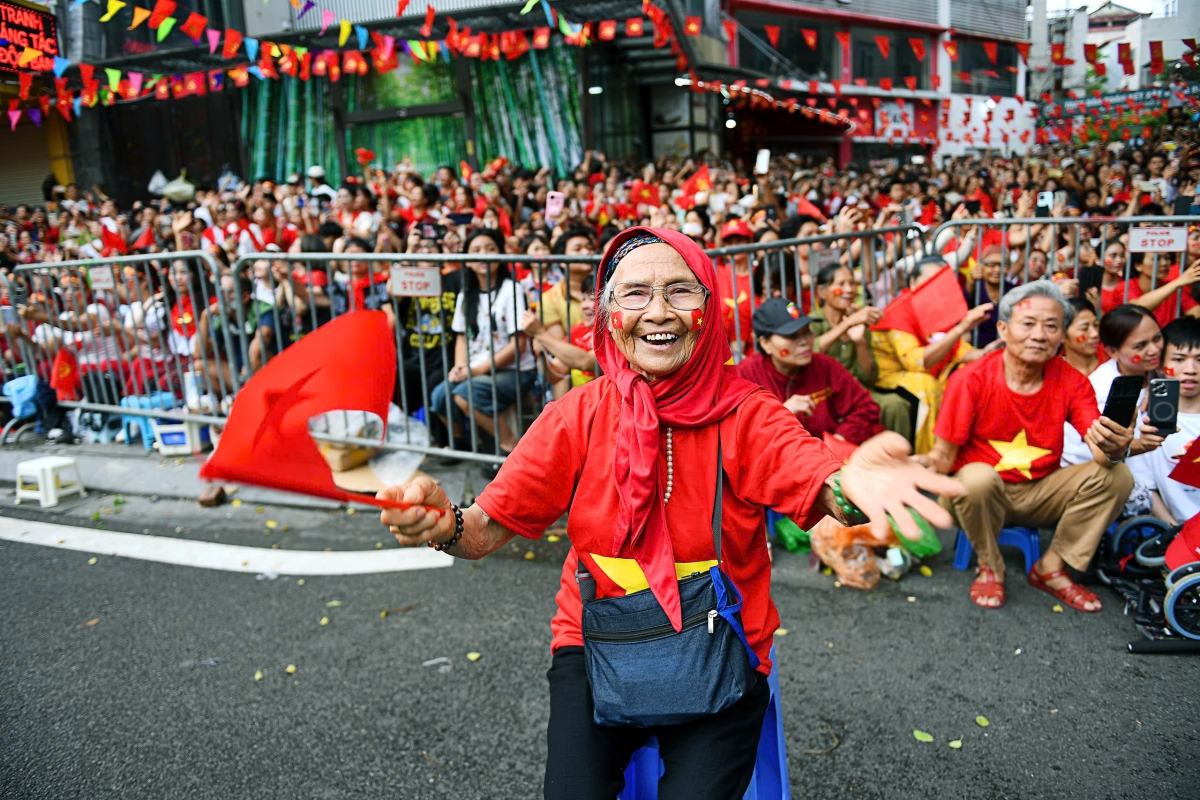 Nụ cười rạng rỡ của cụ bà 90 tuổi trong Đại lễ vừa qua là cảm hứng khiến NSNA Nguyễn Á quyết định chọn làm trang bìa cuốn sách ảnh đặc biệt 