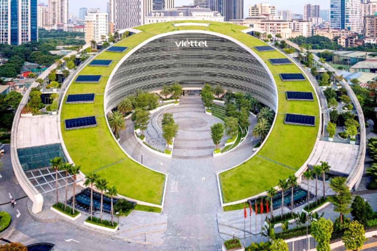 Tòa nhà trụ sở của Tập đoàn Viettel được xem là tòa nhà đầu tiên tại Hà Nội đạt tiêu chuẩn xây dựng xanh.