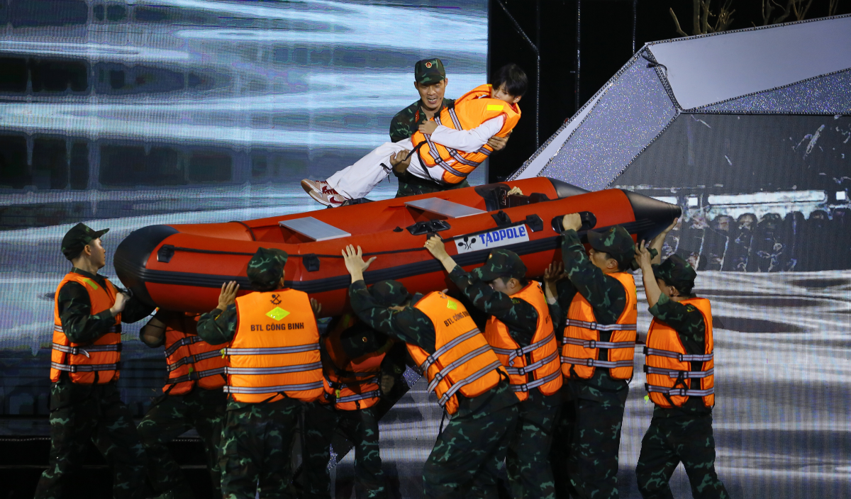 Trong mọi hoàn cảnh, người lính luôn sẵn sàng vượt khó hoàn thành nhiệm vụ (Ảnh: VTV)