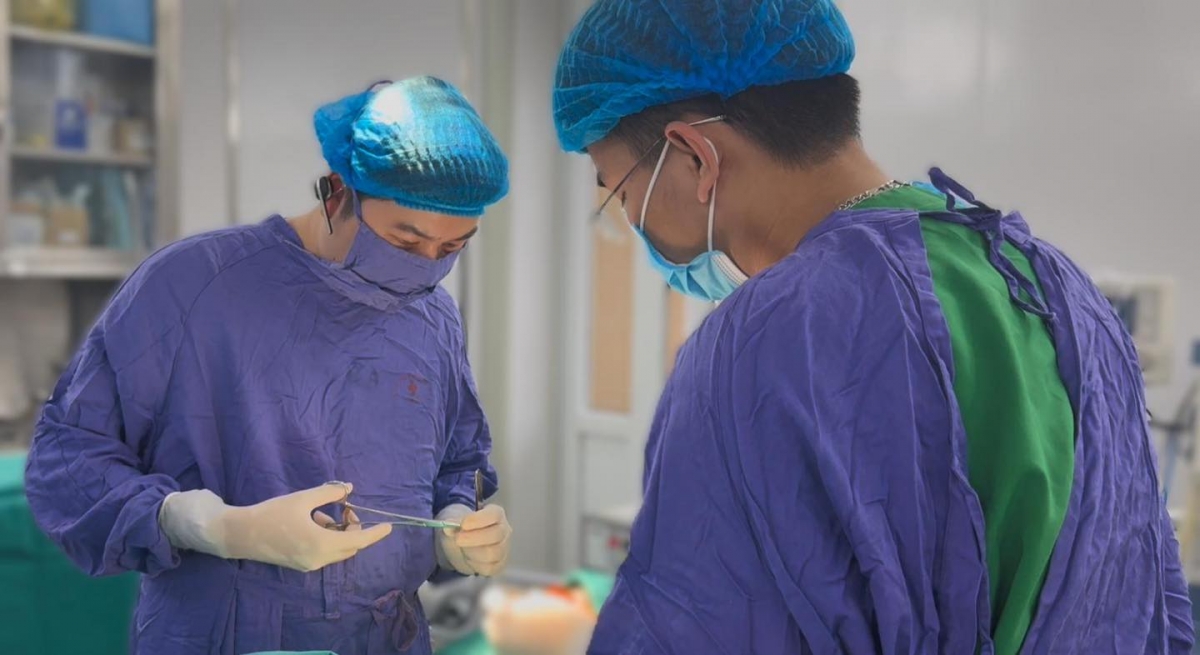 Các bác sĩ khoa Ngoại đầu cổ, BV Ung bướu HN phẫu thuật cho bệnh nhân. Ảnh: BVCC