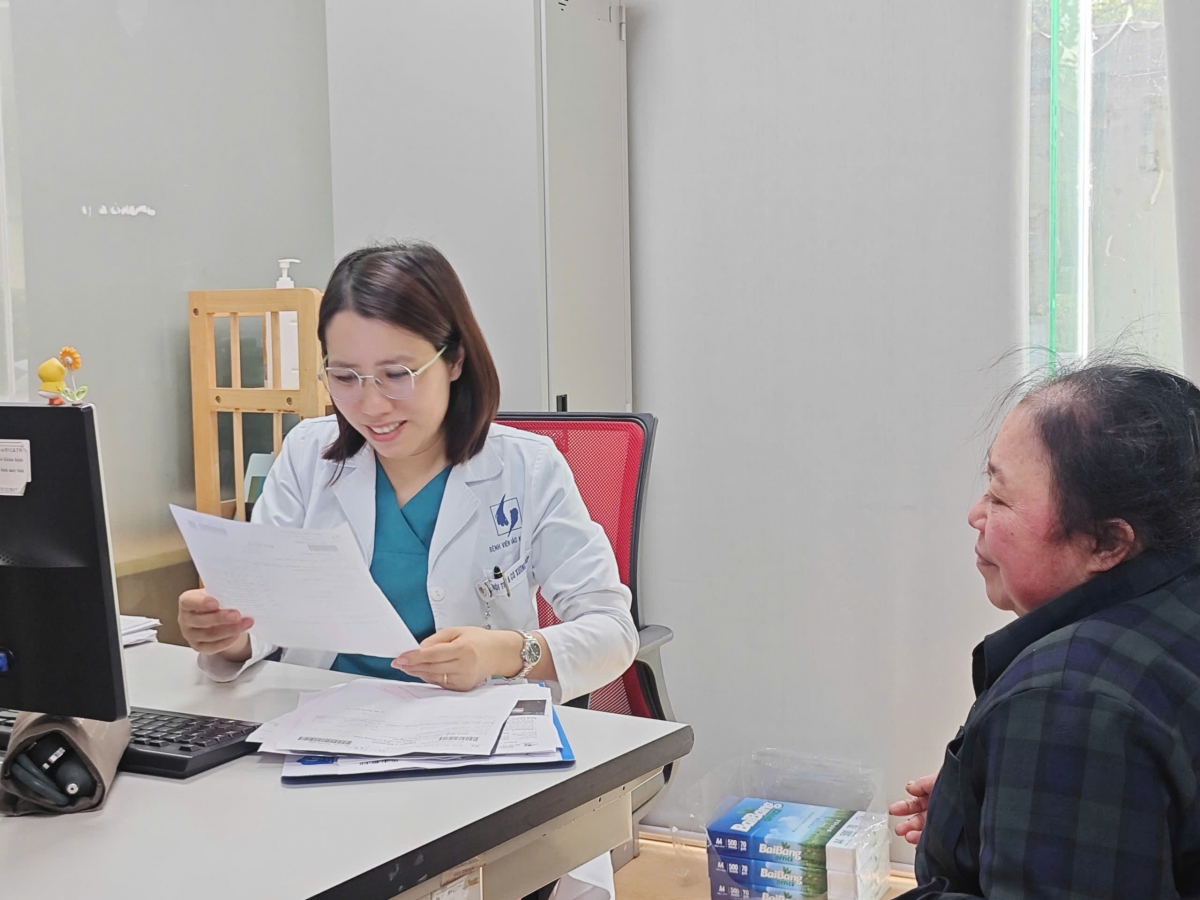 PGS.TS.BS Nguyễn Ngọc Tâm khám bệnh cho bệnh nhân tại Viện Lão khoa TƯ. (Ảnh: NVCC)