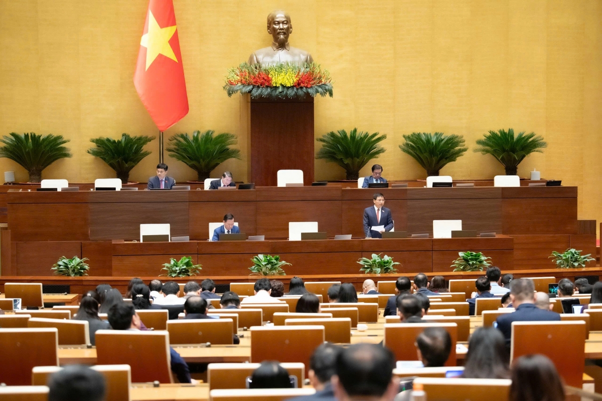 Các đại biểu Quốc hội thảo luận tại hội trường sáng 8/12 (Ảnh: Quốc hội)