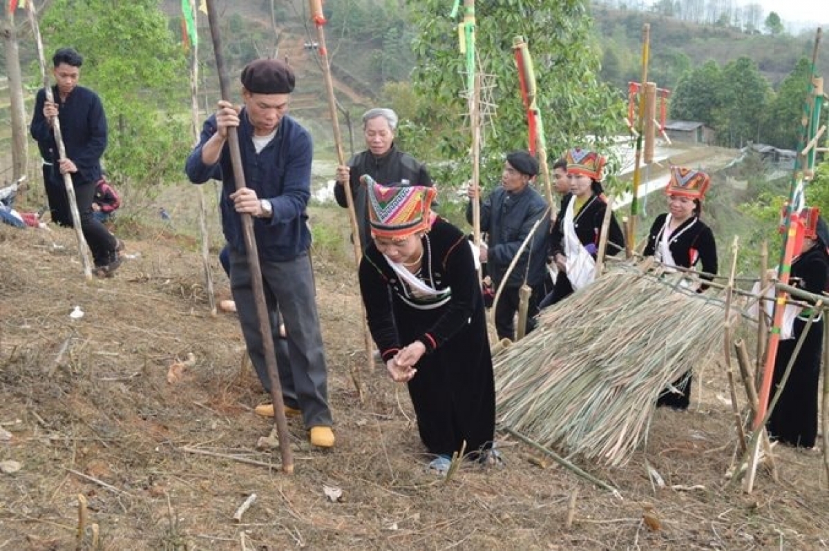 Lễ cầu mùa của đồng bào Khơ Mú. Ảnh: Làng VHDLCDTVN