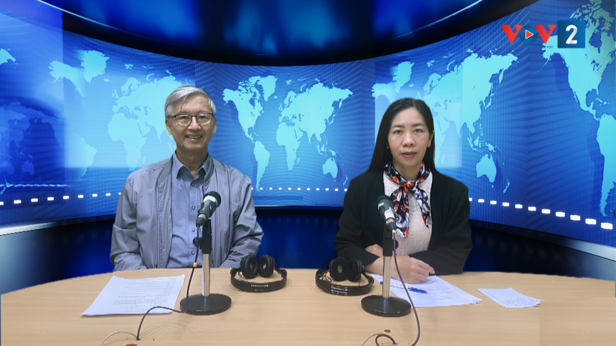 GS.TS.BS Đỗ Doãn Lợi tư vấn về bệnh suy tim cho thính giả tại phòng thu VOV2