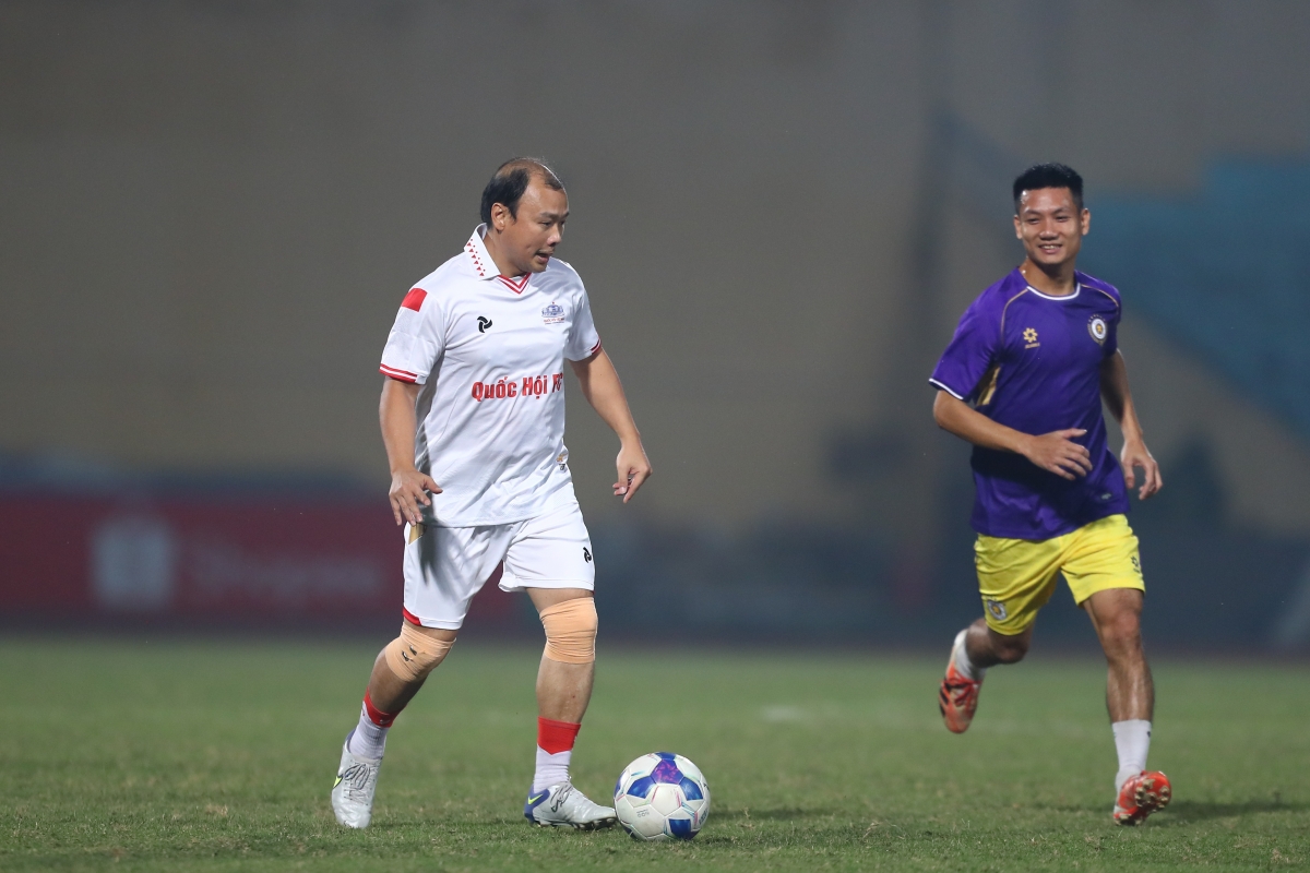 Trận giao hữu giữa FC Đại biểu Quốc hội và FC T&amp;T Group trên sân vận động Hàng Đẫy (ảnh: BTC)