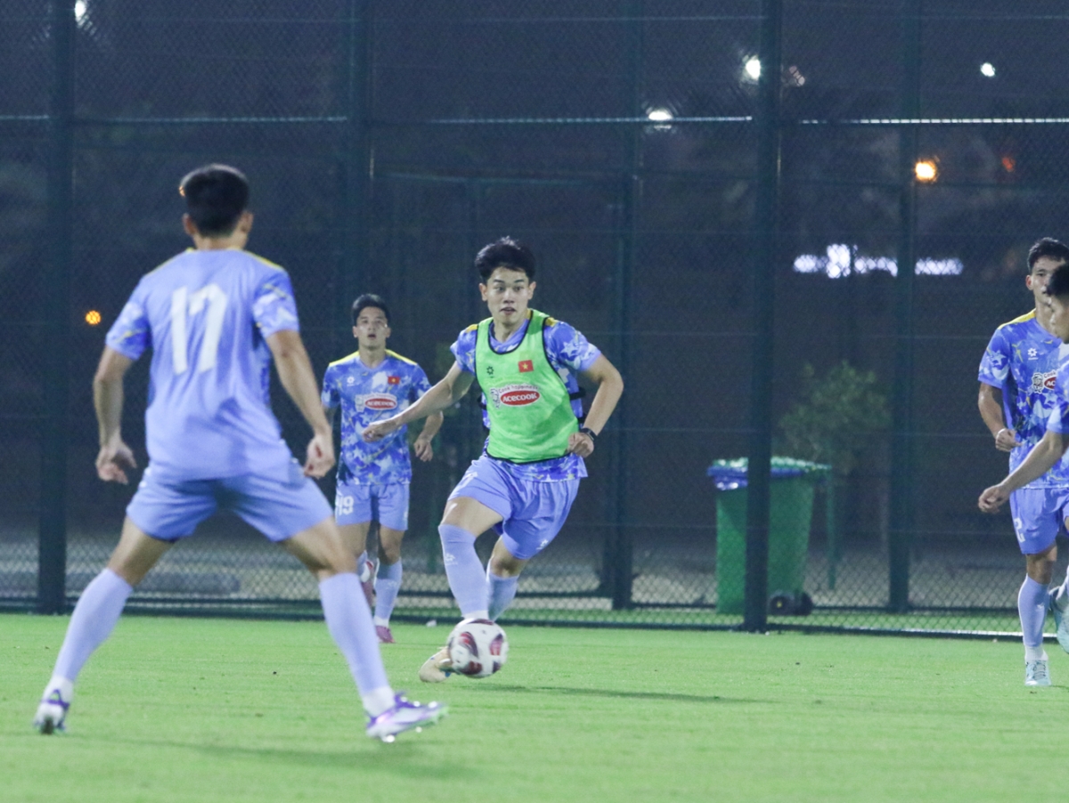 HLV Kim Sang Sik cùng các cộng sự chủ động đẩy cao khối lượng vận động lên mức tối đa (ảnh VFF)