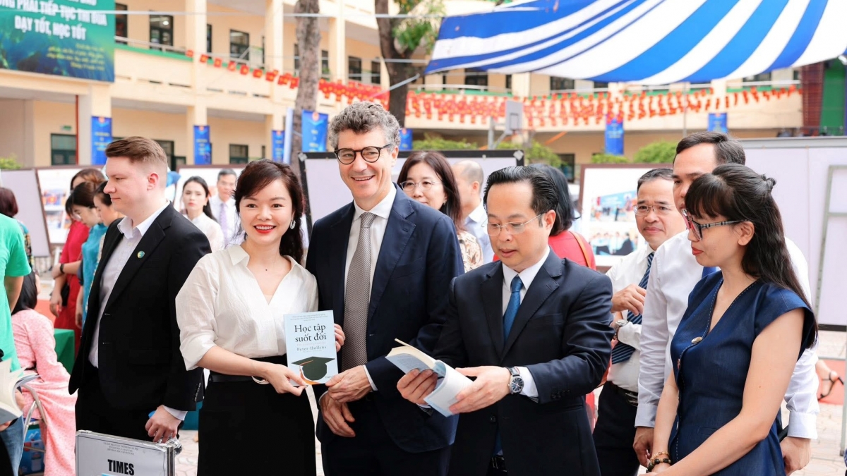 Bà Tống Liên Anh cùng đại diện UNESCO và đại diện Sở Giáo dục và Đào tạo Hà Nội trong một sự kiện thúc đẩy học tập suốt đời. Ảnh: NVCC