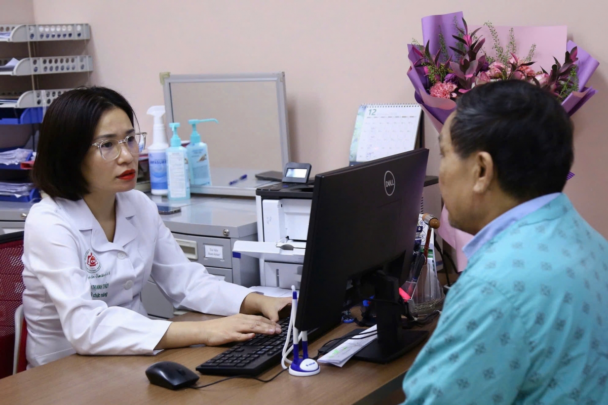 BS Nguyễn Thị Ninh Thùy tư vấn cho bệnh nhân (Ảnh: BVCC)