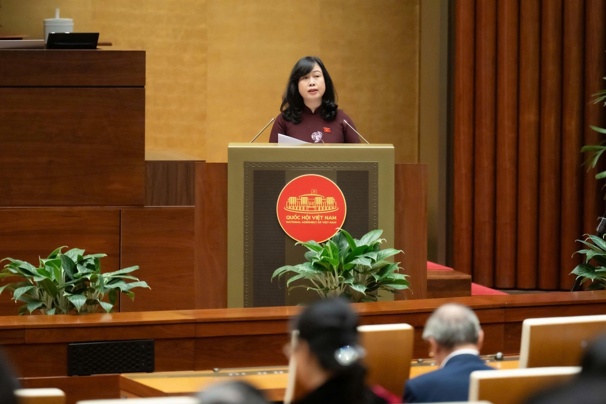 Bộ trưởng Bộ Y tế Đào Hồng Lan trình bày Báo cáo tóm tắt một số vấn đề lớn trong giải trình tiếp thu chỉnh lý dự thảo Nghị quyết. Ảnh: quochoi.vn