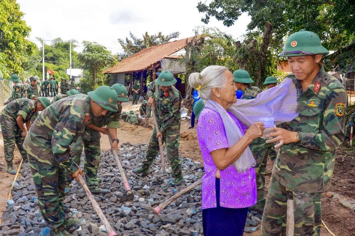 Quân với dân như cá với nước. Ảnh: qdnd.vn