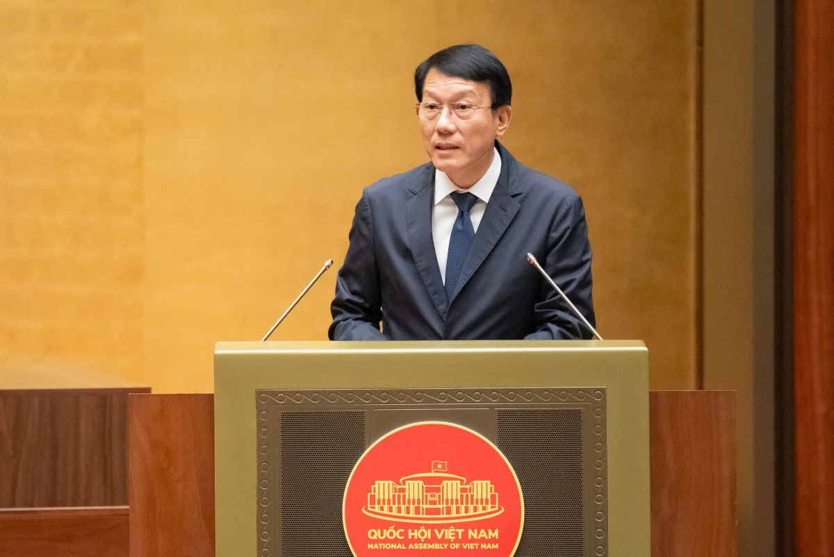 Bộ trưởng Bộ Công an Lương Tam Quang trình bày Báo cáo tiếp thu, giải trình, chỉnh lý và hoàn thiện dự thảo Luật An ninh mạng (Ảnh: Quốc hội)