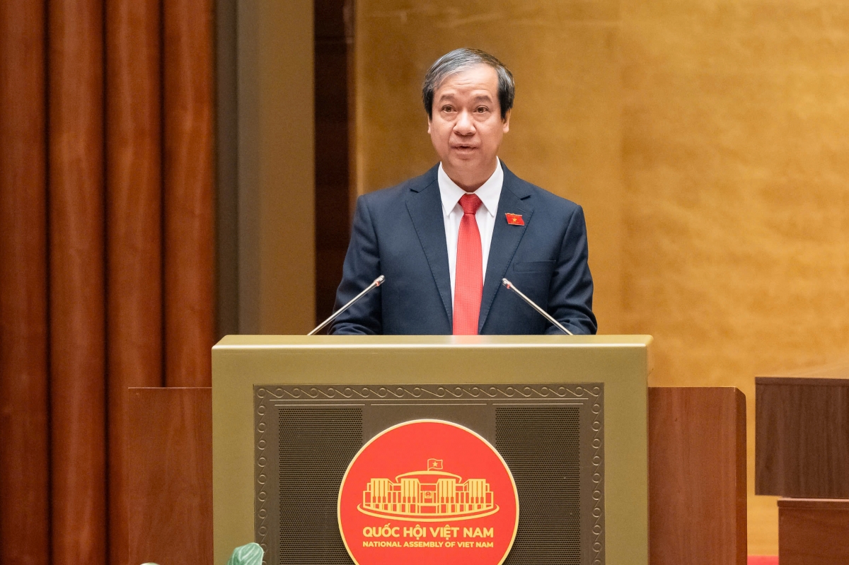 Bộ trưởng Bộ giáo dục và Đào tạo Nguyễn Kim Sơn trình bày báo cáo tiếp thu, giải trình, chỉnh lý dự thảo luật (Ảnh: Quốc hội)