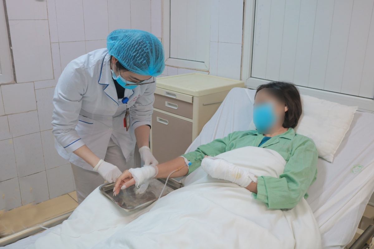 Bệnh nhân bị bỏng tay do hóa chất thông bồn cầu phát nổ (Ảnh: BVCC)