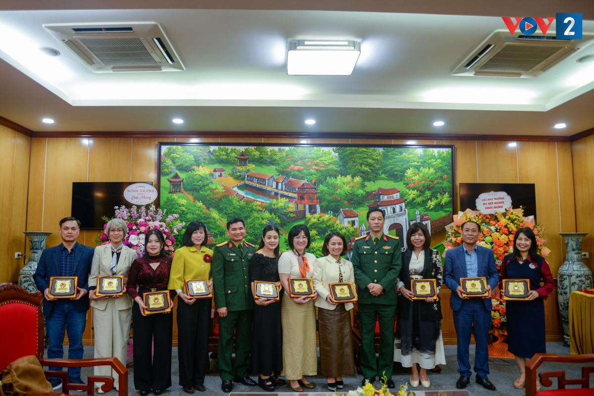 Lãnh đạo chỉ huy Đoàn 871 tặng biểu trưng của đơn vị cho VOV2 và các nhà trường kết nghĩa