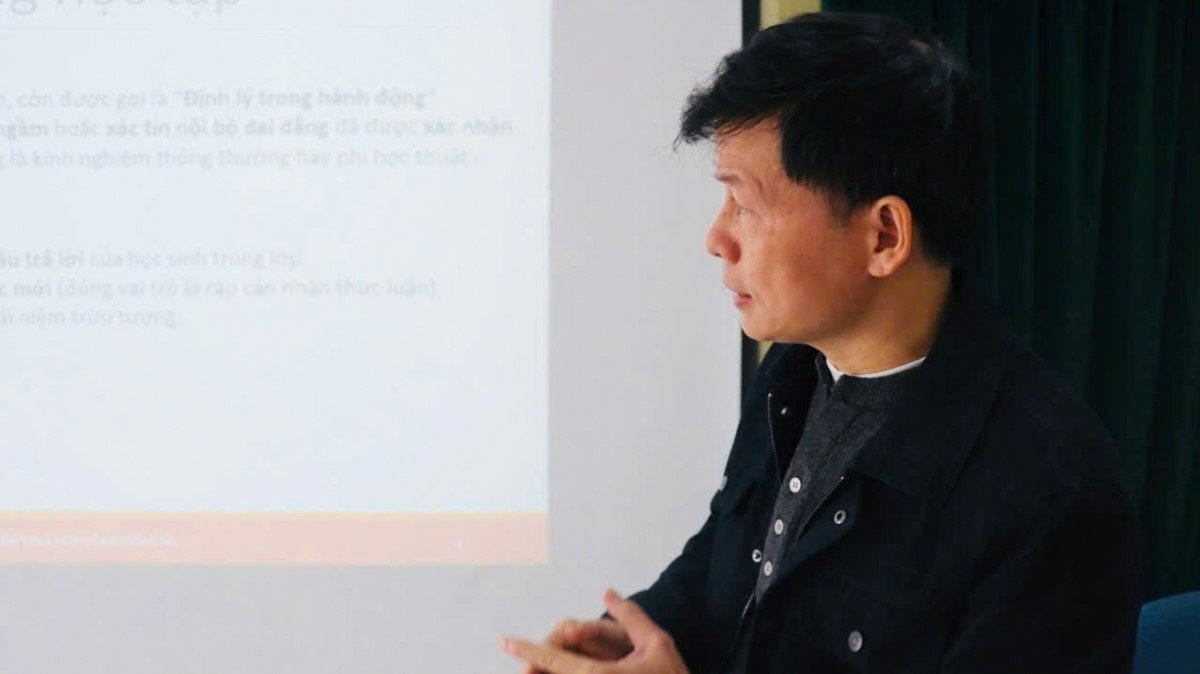 PGSTS Nguyễn Chí Thành- Trưởng khoa Sư phạm trường ĐH Giáo dục ĐHQG HN trinh bày báo cáo khoa học tại Hội thảo (Ảnh: Thu Lương)