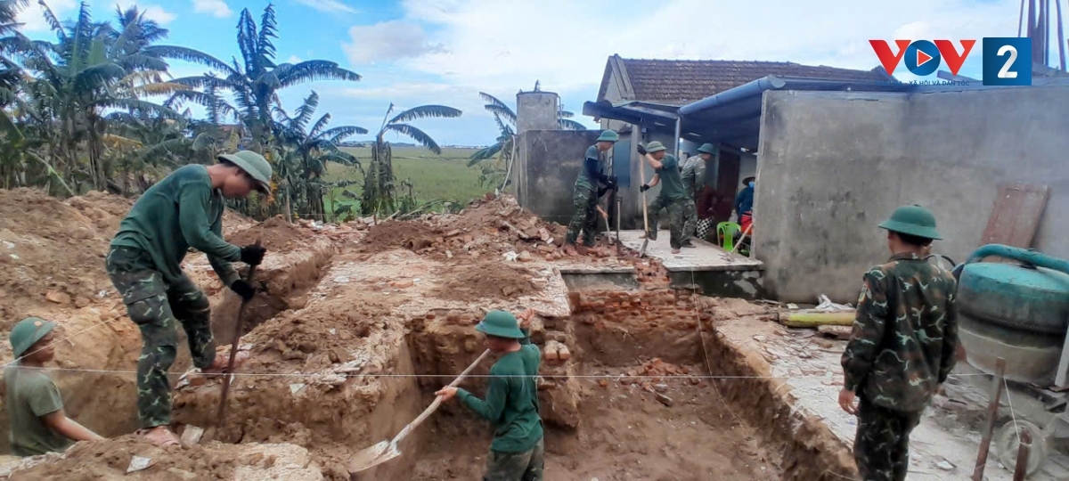 Bộ đội Lữ đoàn 368 tham gia dựng nhà cho dân bị thiệt hại tại xã Hòa Thịnh, tỉnh Đắk Lắk - nơi có 25 người chết và 67 căn nhà bị cuốn trôi