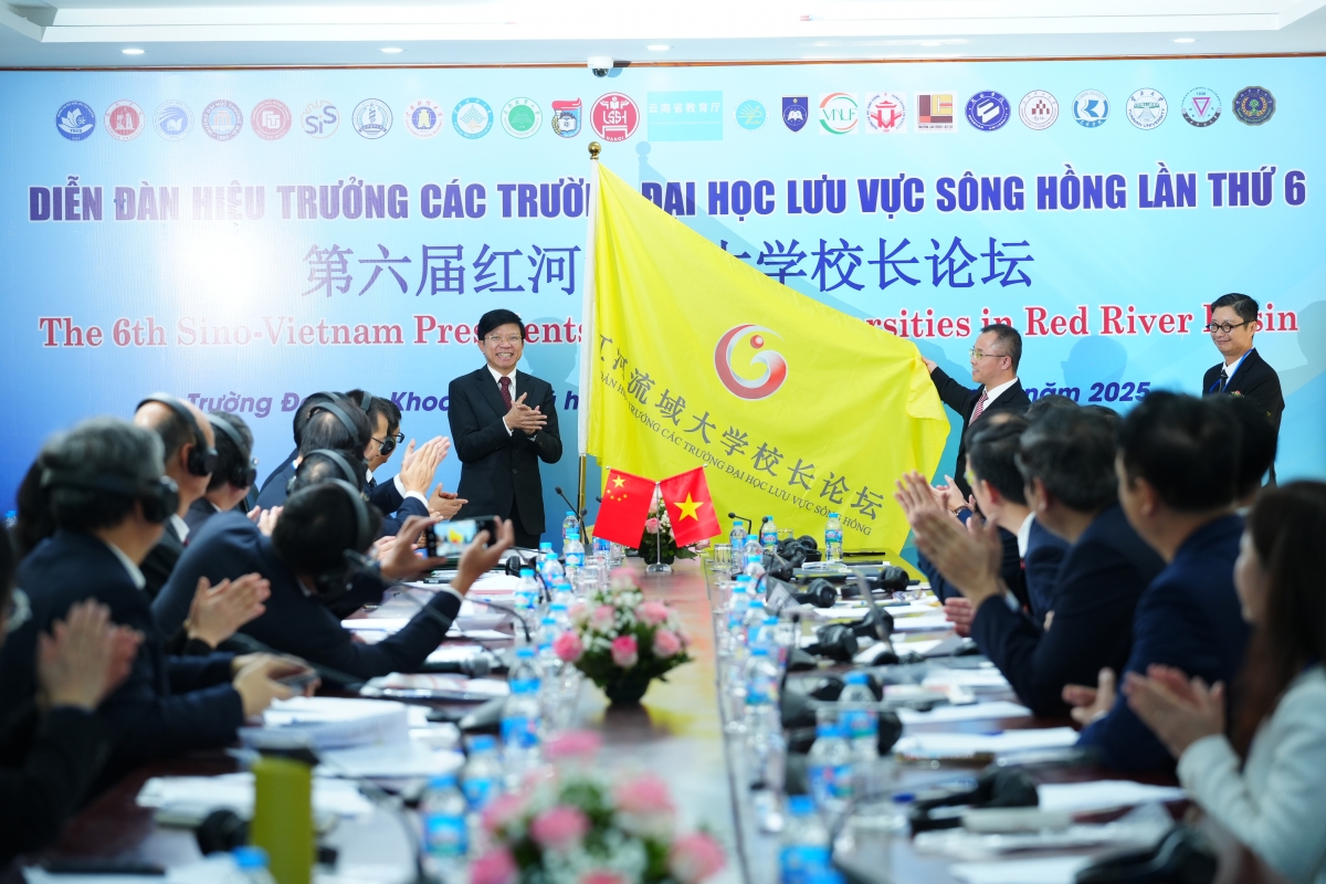 Trao cờ luân phiên chủ trì Diễn đàn.( Ảnh VNU)