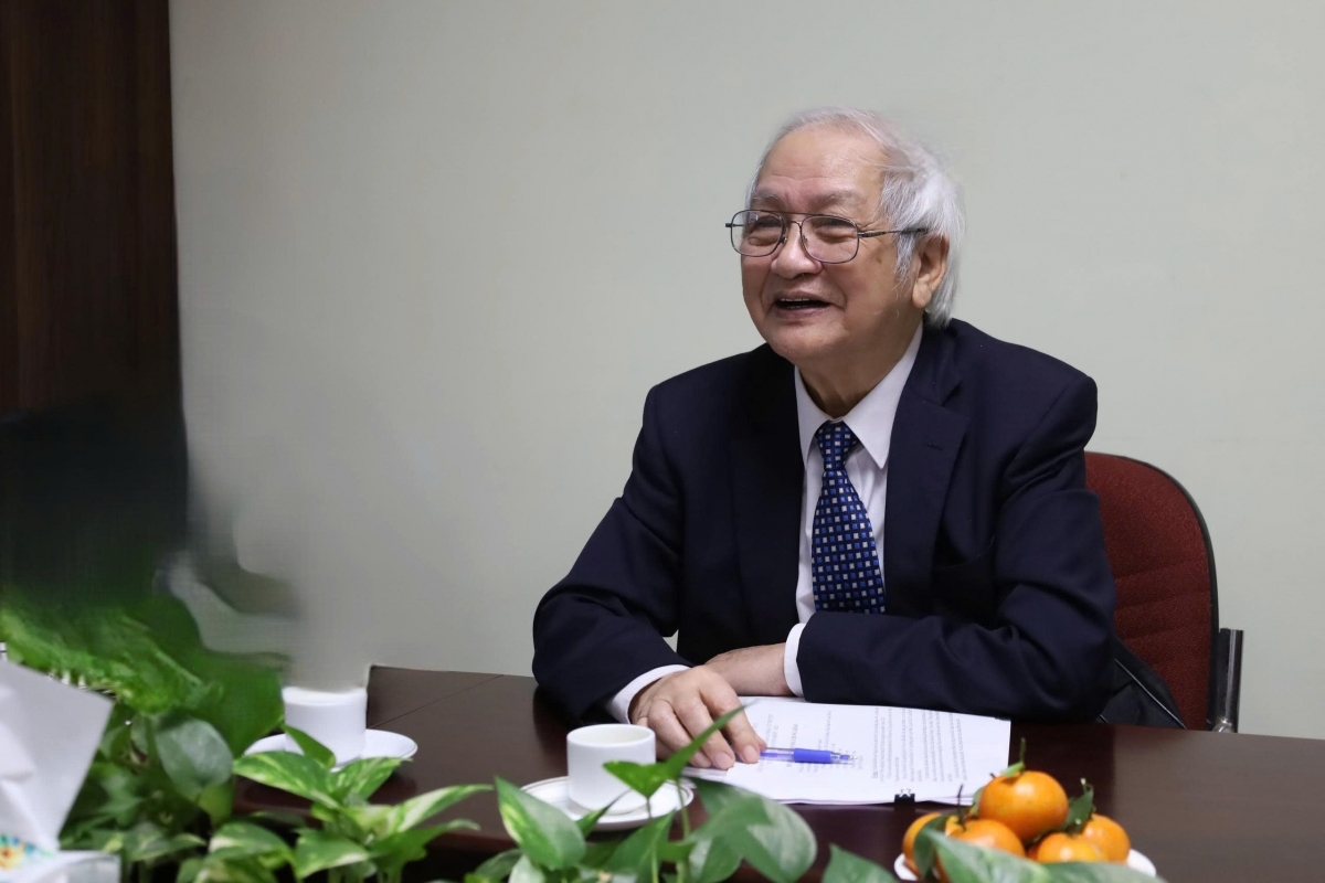 NSƯT, Soạn giả Khúc Hà Linh – nguyên Hiệu trưởng Trường Trung cấp Văn hóa, Nghệ thuật và Du lịch Hải Dương; Ủy viên Hội đồng Giám khảo Dân ca