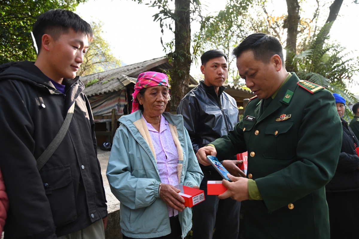 Đại tá Trương Minh Đức – Chỉ huy trưởng Bộ đội Biên phòng tỉnh Lai Châu tặng điện thoại kèm sim cho bà con