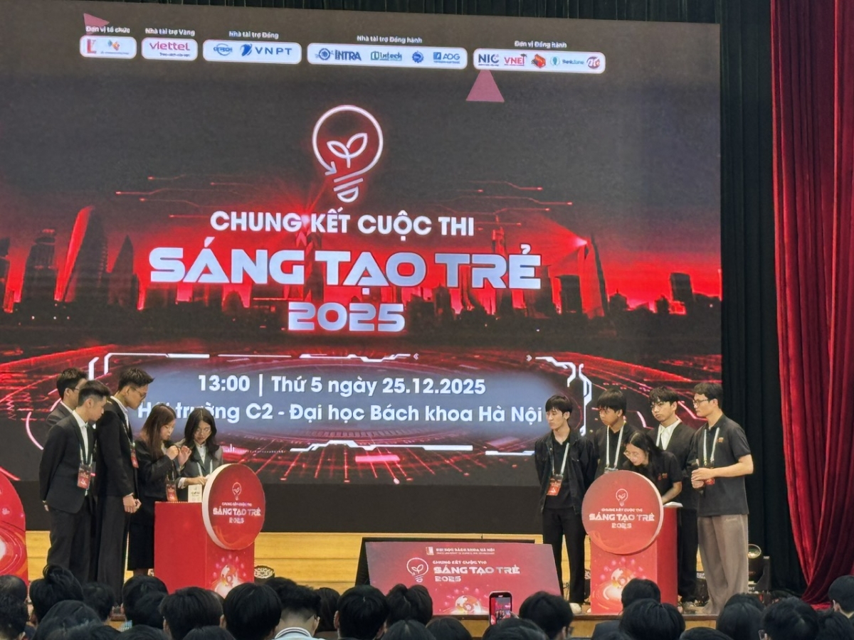 Sinh viên trình bày và tranh biện đề tài trước hội đồng giám khảo (Ảnh: Thu Lương)