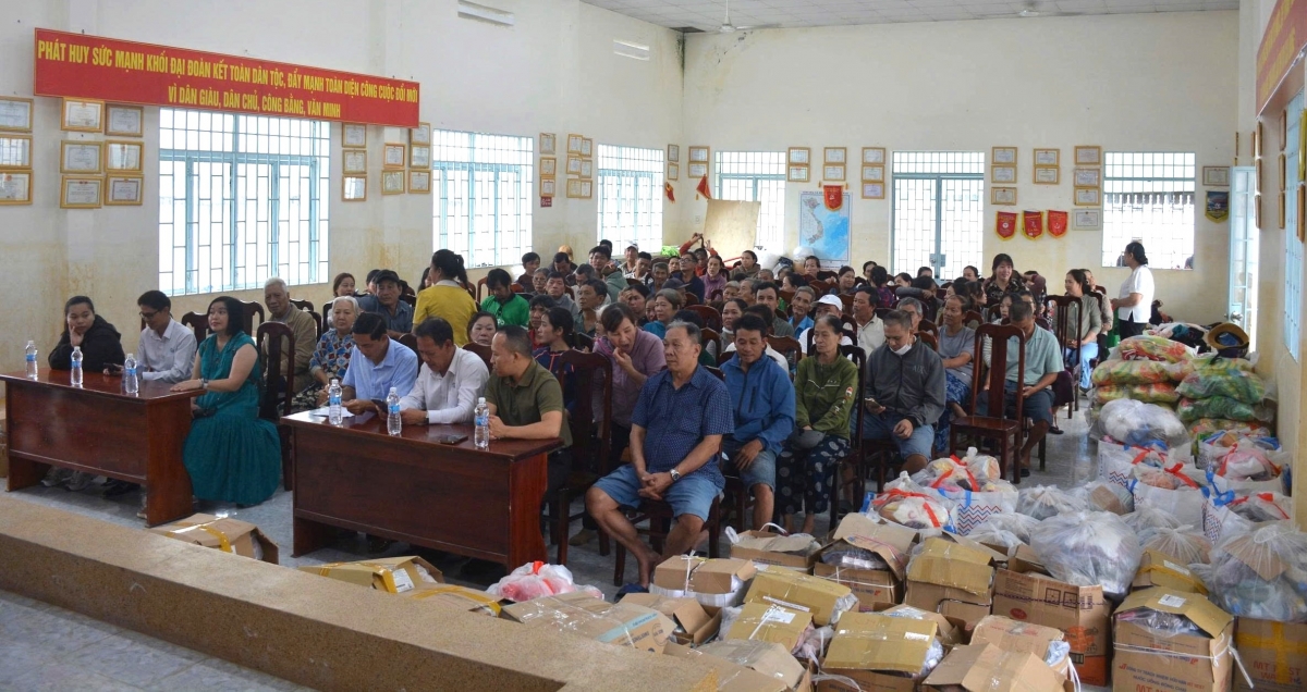 Những phần quà hỗ trợ ấm tình đồng bào đã được trao đến tay người dân bị ảnh hưởng bởi lũ lụt tại Nha Trang, Khánh Hòa. Ảnh: HUTC