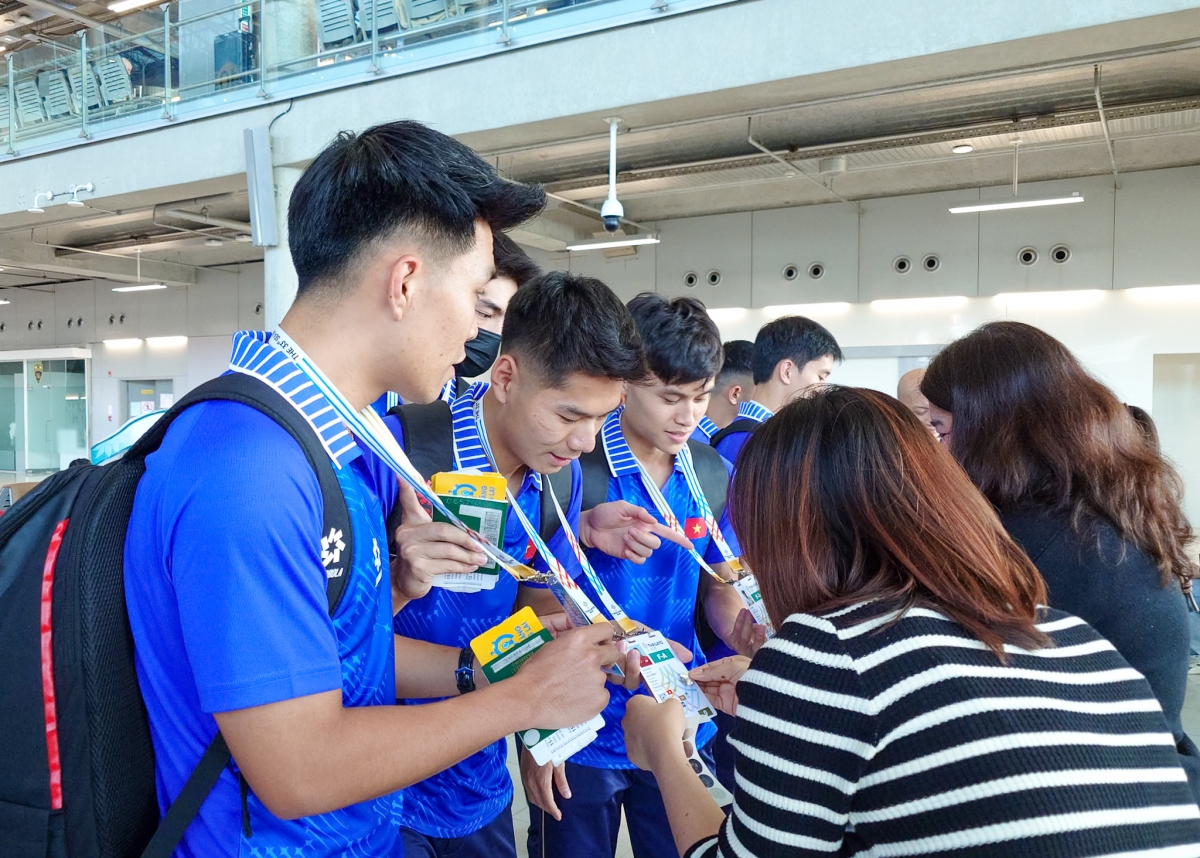 Các thành viên đội tuyển kích hoạt thẻ tham dự SEA Games 33 (Ảnh VFF)