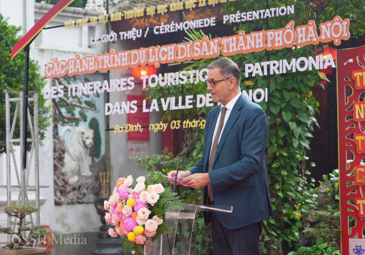 Đại sứ Pháp tại Việt Nam, ông Olivier Brochet phát biểu tại lễ ra mắt Các hành trình Du lịch Di sản trong TP.Hà Nội. Ảnh: VNU