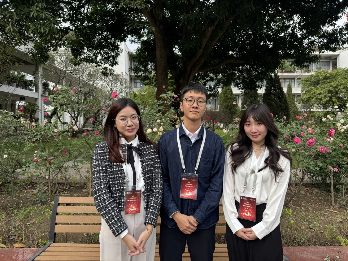 Hải Anh (ảnh phải) và 2 thành viên nhóm sản phẩm Leaply (Ảnh: Thu Lương) 