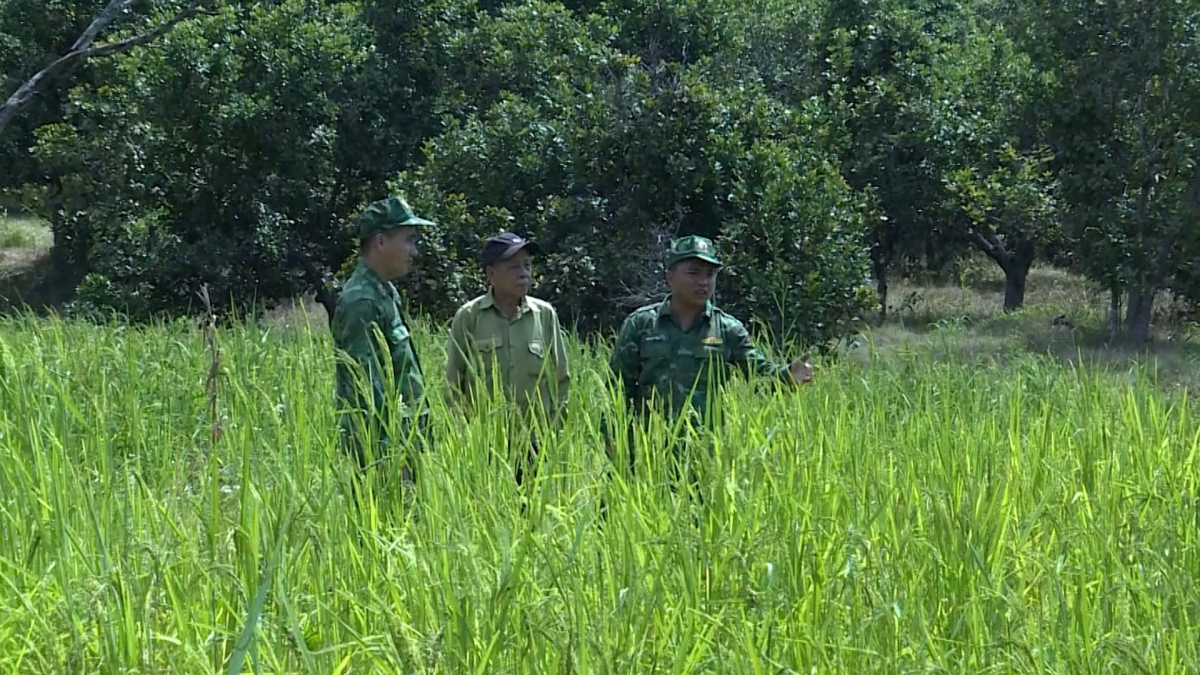 Già Ksor Bơng cùng lực lượng biên phòng đi thăm nhà dân ở gần khu vực giáp ranh biên giới