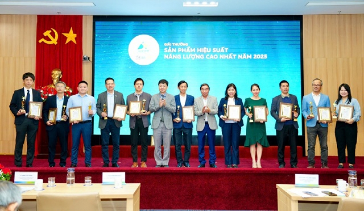 12 thương hiệu được trao cúp Người dẫn đầu sản phẩm Hiệu suất năng lượng cao nhất năm 2025 (Ảnh Ban tổ chức)