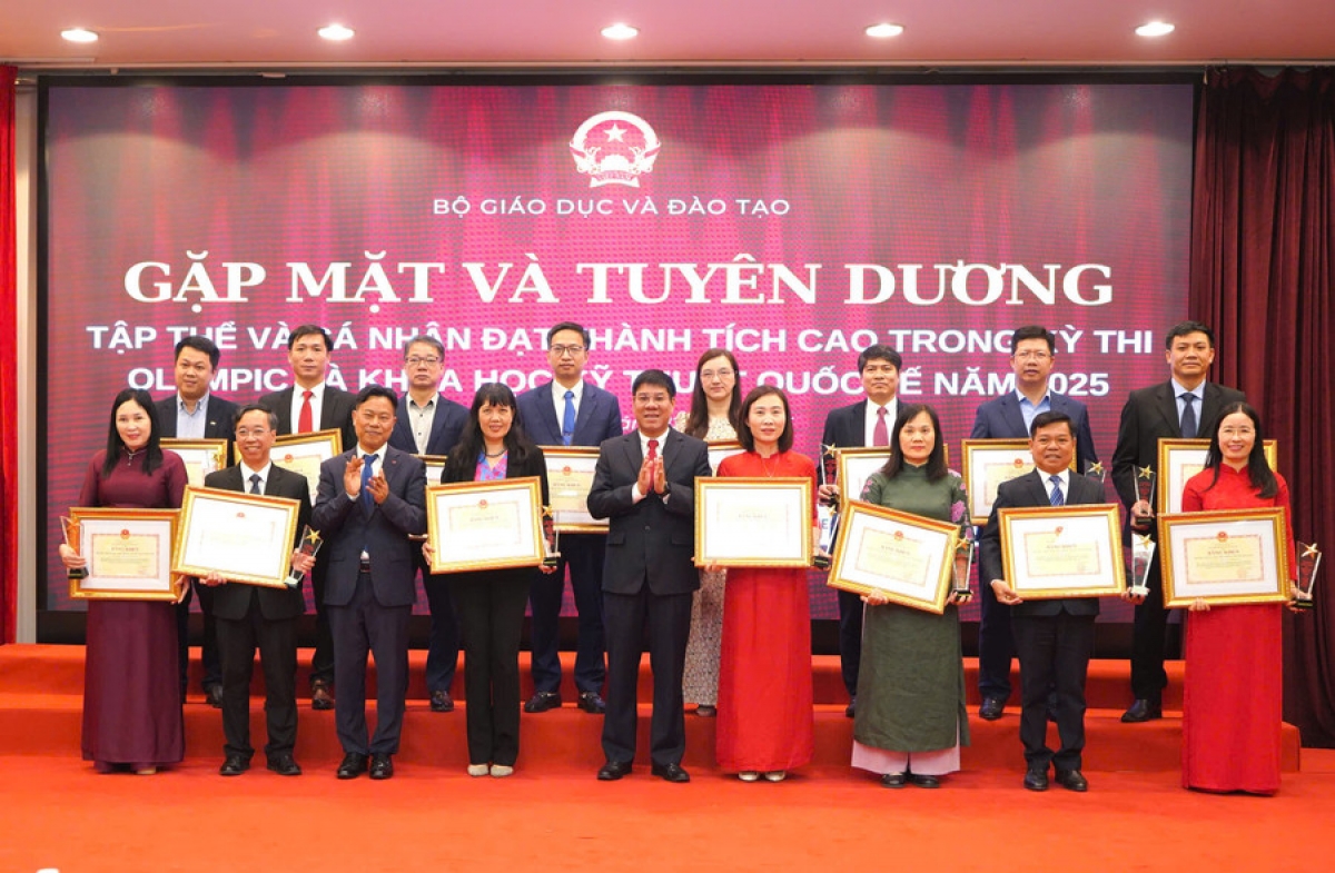 GS.TS Lê Quân và GS.TS Huỳnh Văn Chương trao Bằng khen của Bộ trưởng Bộ GD-ĐT cho các tập thể có thành tích cao trong các kỳ thi Olympic 2025