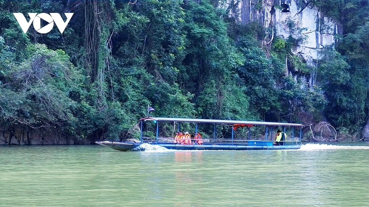 Du khách tham quan hồ Ba Bể.