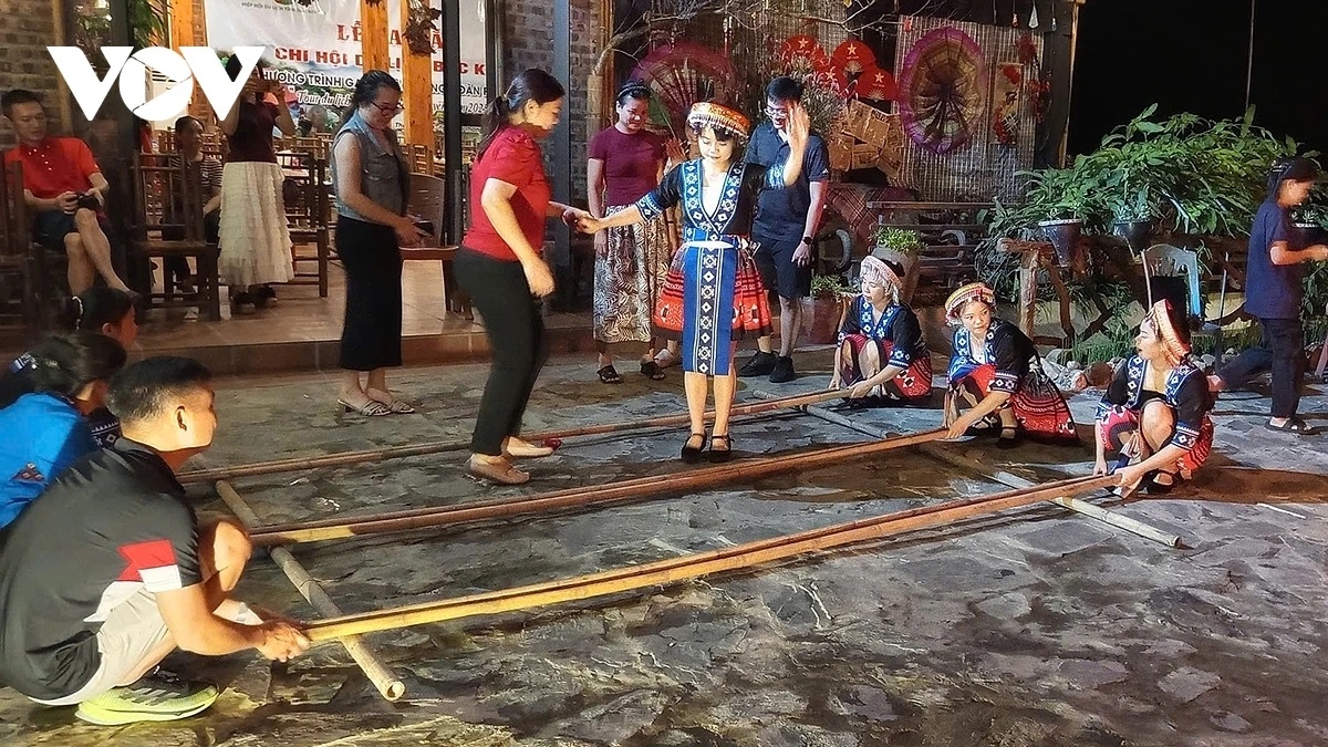 Du khách trải nghiệm văn hóa bản địa tại Homestay, hồ Ba Bể.