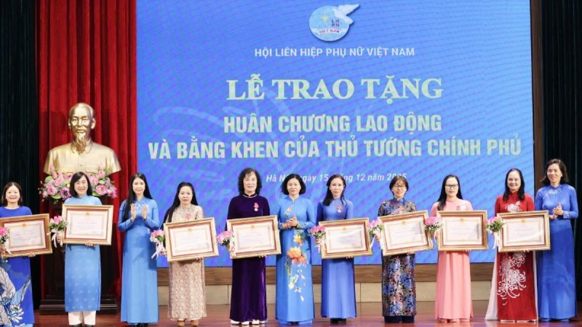 Các cá nhân được trao tặng Huân chương Lao động hạng Nhất và hạng Nhì. Nguồn:phunuvietnam.vn