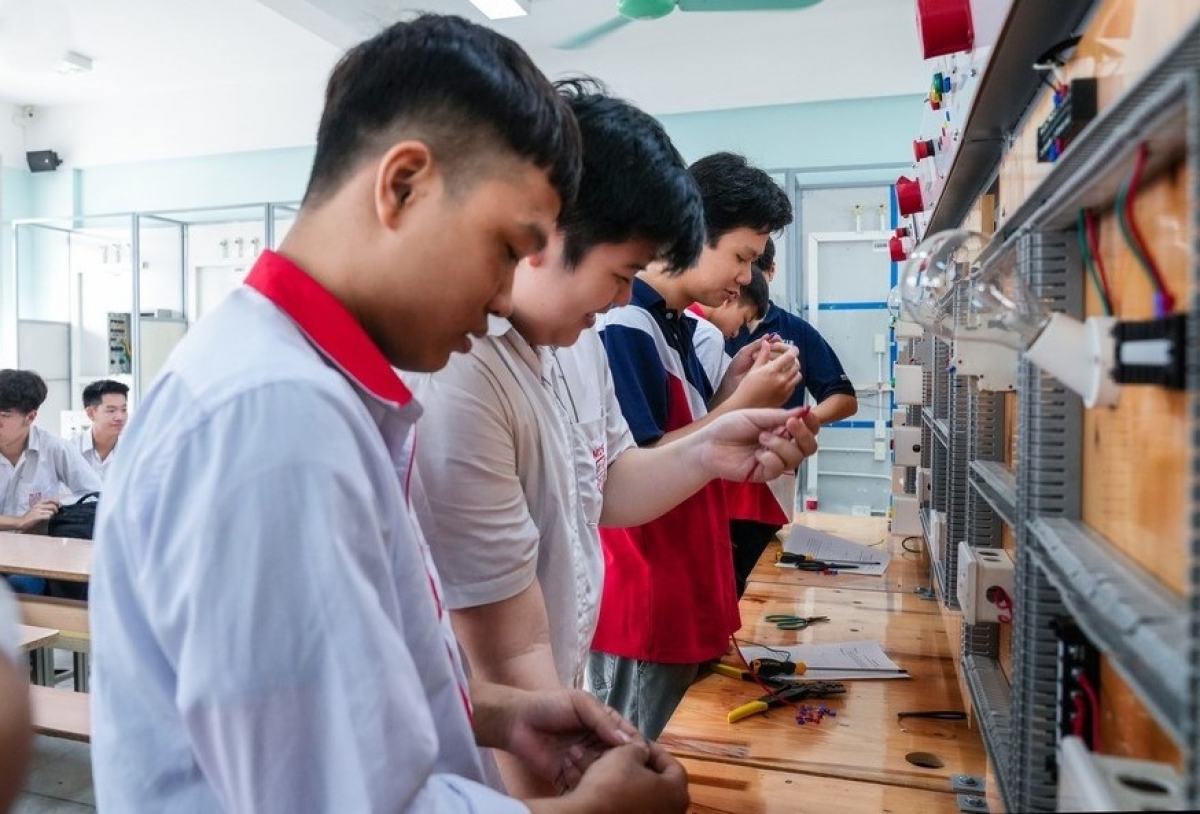 Học sinh tham gia trải nghiệm nghề nghiệp (Ảnh: HHT)