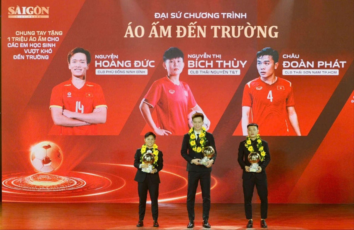 (Từ trái qua phải) Nguyễn Thị Bích Thùy, Nguyễn Hoàng Đức, Châu Đoàn Phát được trao tặng danh hiệu Quả bóng Vàng ở các hạng mục Cầu thủ nữ xuất sắc nhất, Cầu thủ nam xuất sắc nhất, Cầu thủ futsal xuất sắc nhất 2025. Ảnh: VFF.