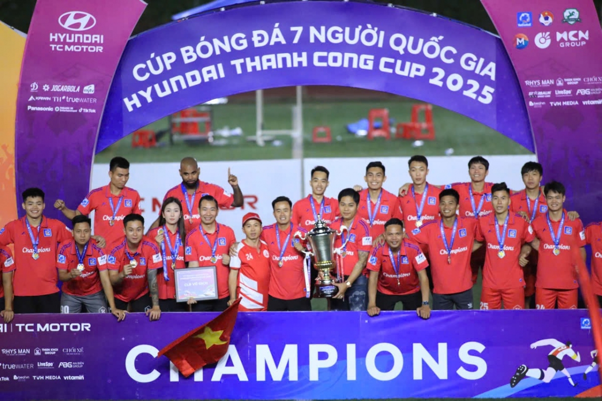 Thiên Khôi khép lại mùa giải thành công với danh hiệu duy nhất còn thiếu (ảnh: Vietfootball)