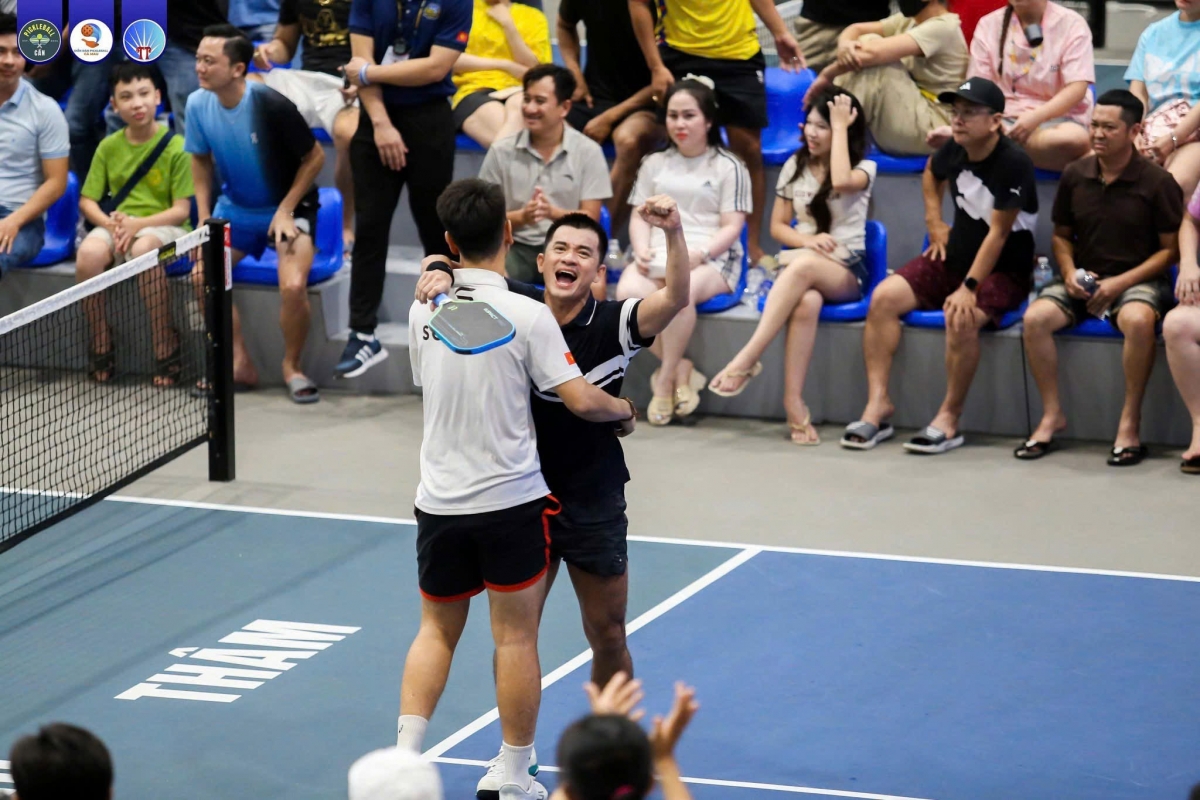 Đắc Tiến - Quốc Khánh ăn mừng thắng lợi sau trận chung kết (ảnh: BTC)