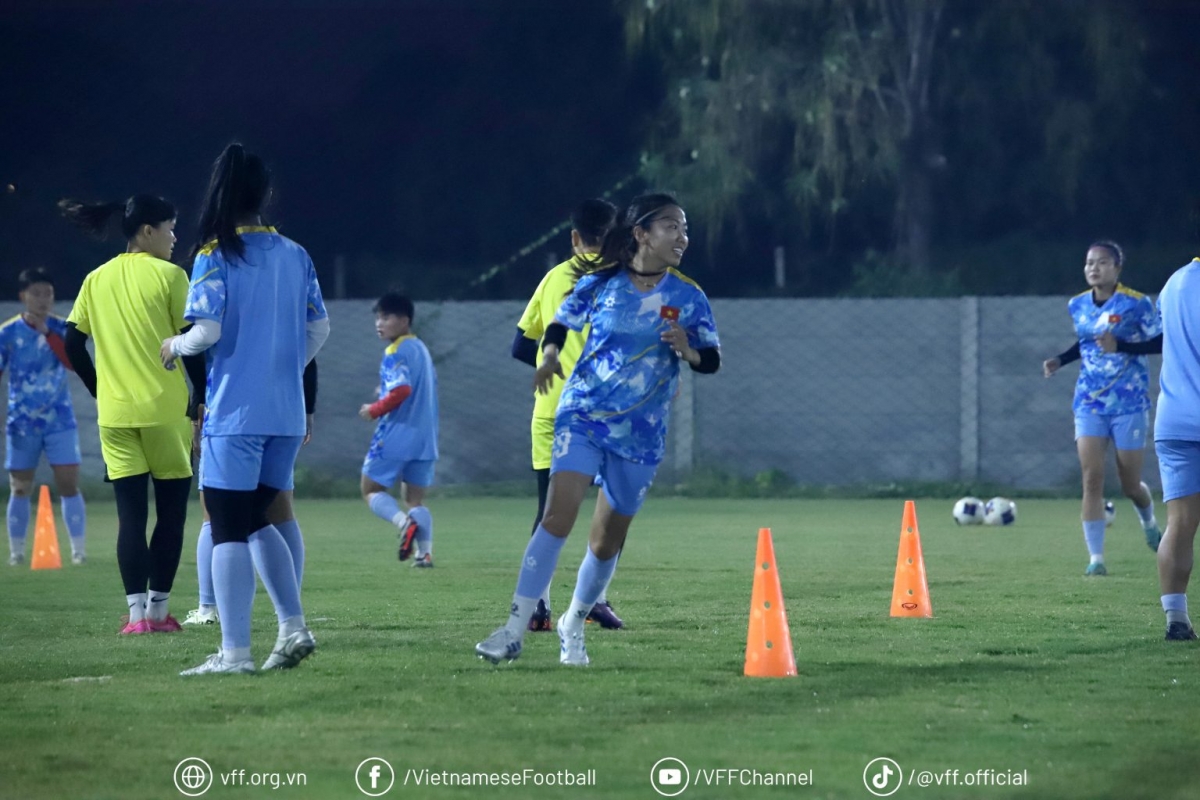 Đội trưởng Huỳnh Như hứng khởi trong buổi tập đầu tiên trên đất Thái Lan (Ảnh VFF)