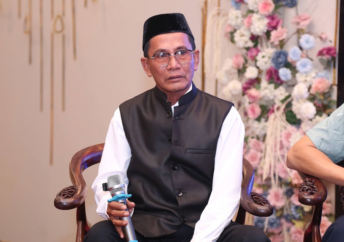 Ông Mách Ta Rếh tại Hội thảo “Giao lưu, chia sẻ, tôn vinh điển hình tiên tiến trong công tác xóa mù chữ cho đồng bào dân tộc thiểu số” sáng 6/12. Ảnh: Trần Hiệp