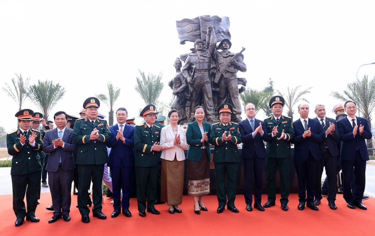 Các đại biểu chụp ảnh lưu niệm bên Cụm tượng Tình hữu nghị Việt Nam- Lào
(Ảnh: Tuấn Anh TTXVN)