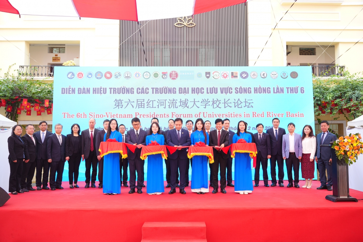 Các đại biểu đại diện cắt băng khai mạc Diễn đàn Hiệu trưởng các trường đại học lưu vực sông Hồng lần thứ 6 – năm 2025 (Ảnh: VNU)