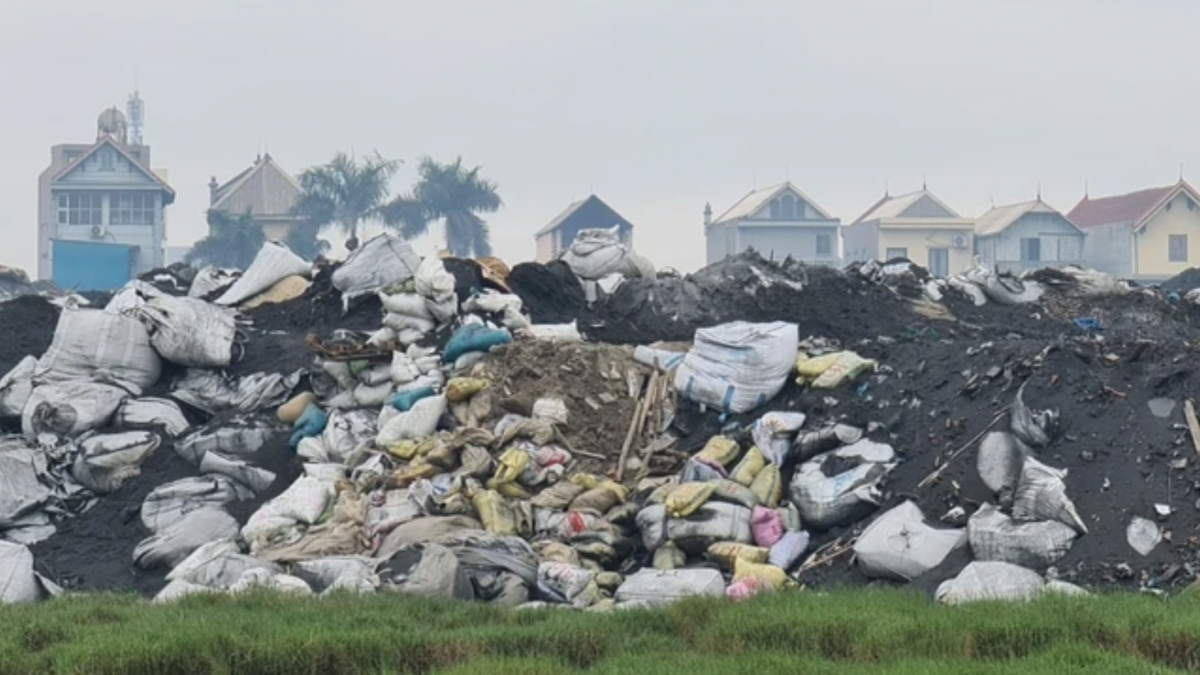 Chất thải bị đổ bỏ bừa bãi. Nguồn VTCnews