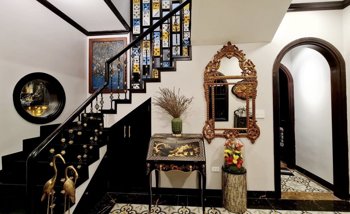 Nội thất nhà Hội An ở Thanh Hóa phù hợp phong cách kiến trúc tạo nên sự uyển chuyển, hòa nhịp trong tổng thể. Ảnh: NVCC