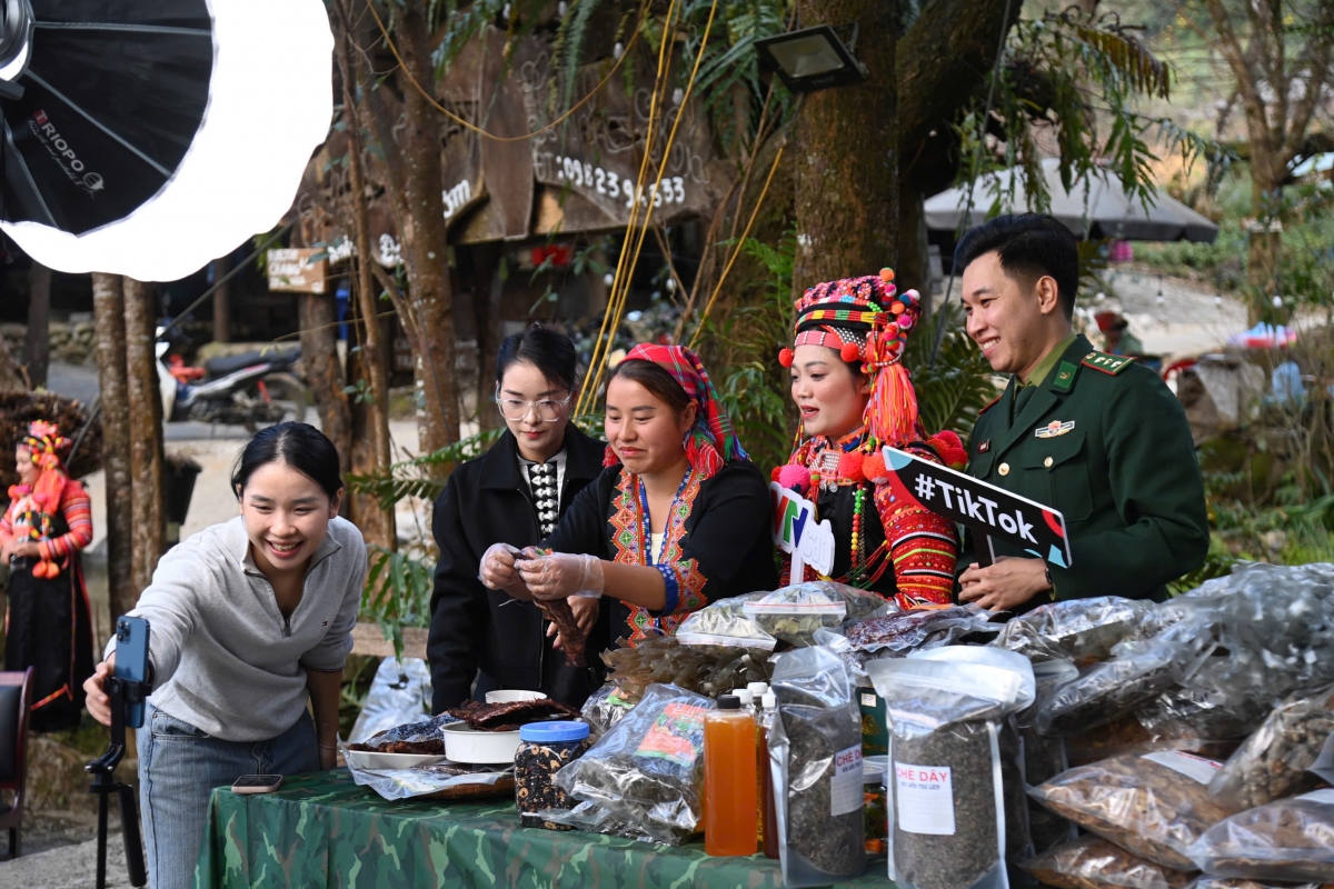 Phiên livestream thu hút rất đông lượt xem và tương tác