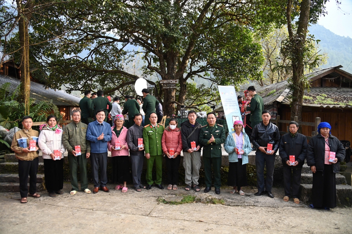 Bà con được nhận những tấm sim thiết thực cho việc tiêu thụ nông sản của gia đình