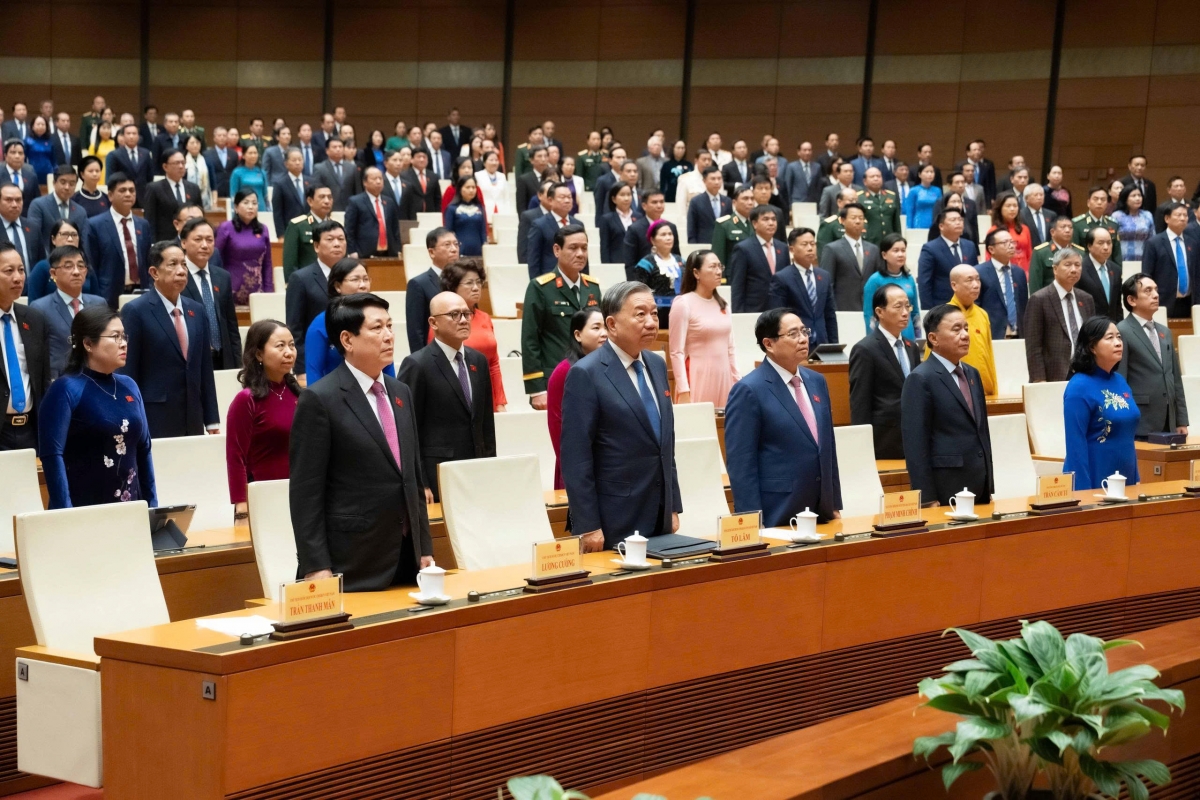 Lãnh đạo Đảng, Nhà nước và đại biểu Quốc hội chào cờ bế mạc kỳ họp (Ảnh: Quốc hội)