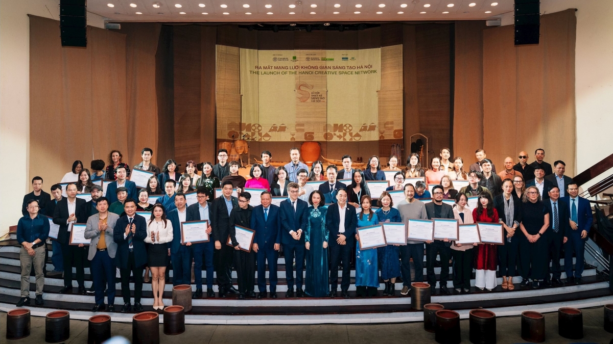 Trao Giấy chứng nhận Không gian văn hóa Sáng tạo Hà Nội và ra mắt Mạng lưới Không gian Sáng tạo Hà Nội. Ảnh: BTC