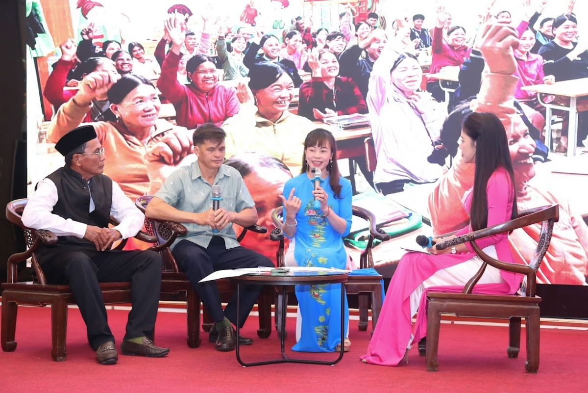 Hội thảo “Giao lưu, chia sẻ, tôn vinh điển hình tiên tiến trong công tác xóa mù chữ cho đồng bào dân tộc thiểu số” sáng 6/12. Ảnh: Trần Hiệp