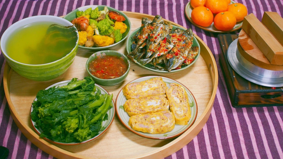 Mâm cơm đầy đủ dinh dưỡng và đa dạng sắc màu. Ảnh: Internet